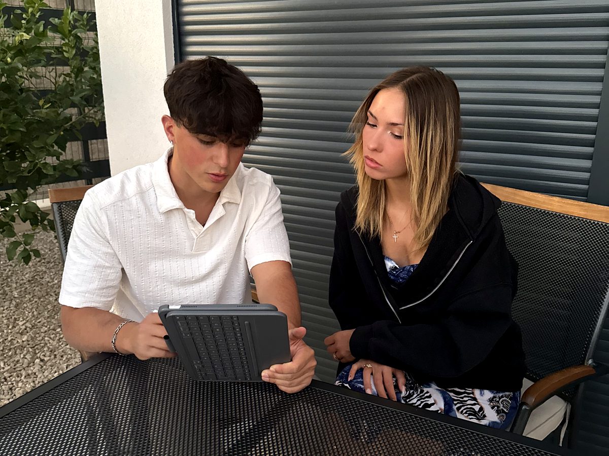 Leandro Orfeo erklärt einer Kundin ihren Trainingsplan auf dem Tablet